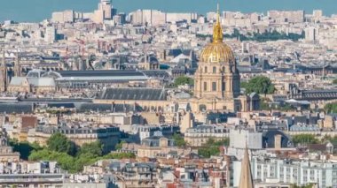 Paris 'teki evlerin çatılarının üstündeki hava manzarası. Geçersiz kubbeyle akşam manzarası günbatımına yol açtı.