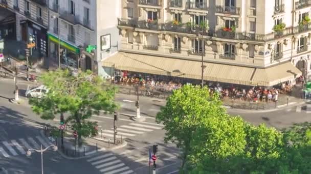 从空中俯瞰整个巴黎的屋顶 日落时分 行人与行人在十字路口的夜景 — 图库视频影像