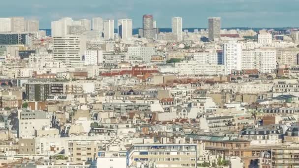 在巴黎的一个城市里 空中的全景在屋顶上安置着房屋 日落时分 居民大楼的夜景 — 图库视频影像
