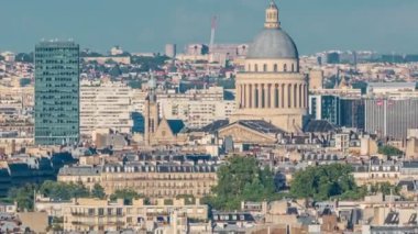 Paris 'teki evlerin çatılarının üstündeki hava manzarası. Pantheon kubbesi ve gökdelenle akşam manzarası gün batımına dayanıyordu.