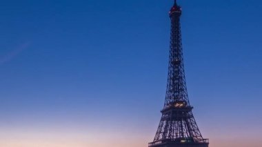 Eyfel Kulesi ve Seine nehri. Gün doğumundan önce geçiş zamanı, Paris, Fransa. Bir-Hakeim Köprüsü 'nden sabah panoramik görüntüsü.