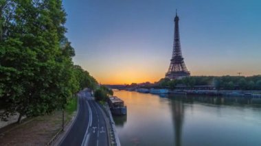Eiffel Kulesi ve Seine nehri Sunrise Panoramik Zaman Uygulaması, Paris, Fransa. Bir-Hakeim Köprüsü 'nden sabah görüşü su ve trafiğe yansıyor