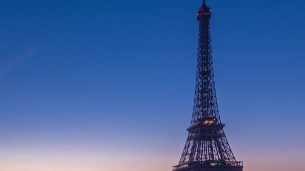 Eiffelova Věž Řeka Seina Ubíhají Noc Dnem Před Východem Slunce — Stock video