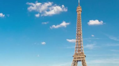 Paris, Fransa 'daki Jardins du Trocadero' daki fıskiyeli Eyfel Kulesi zaman ayarlı gün batımı manzarası. Uzun gölgeler. Etrafta dolaşan insanlar. Eyfel Kulesi en ikonik simgelerden biridir.