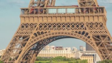 Fransa 'nın başkenti Paris' teki Jardins du Trocadero 'da bulunan Eiffel Kulesi' nin günbatımı zaman ayarlı görüntüsü. Uzun gölgeler. Etrafta dolaşan insanlar. Eyfel Kulesi, Paris 'in en ikonik simgelerinden biridir..