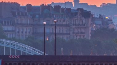 Eiffel kulesi ve Seine nehri yakınlarındaki köprü. Gün doğumundan önce, Paris, Fransa 'ya geçiş zamanı. Bir-Hakeim Köprüsü 'nden sabah görüntüsü ve su yansımaları.