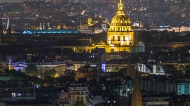 Paris 'te bir gece vakti çatıların üstündeki hava manzarası. Işıklandırılmış les ile üst görünüm kubbeyi geçersiz kılar