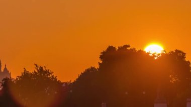 Eyfel Kulesi 'nin yanındaki köprü ve Paris, Fransa' daki Seine Nehri zaman tüneli. Turuncu gökyüzü. Eyfel Kulesi yakınlarındaki Bir-Hakeim köprüsünden sabah görüntüsü