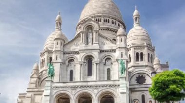 Paris 'in Kutsal Yüreği Bazilikası yakınlarındaki turistler, Roma Katolik Kilisesi' nin hızlandırılmış zamanıdır. Montmartre Bulvarı 'nın zirvesinde. Ön manzara. Paris, Fransa.