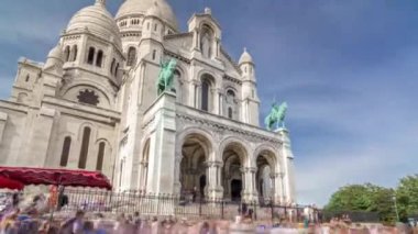 Paris 'in Kutsal Yüreği Bazilikası yakınlarındaki turistler, Roma Katolik Kilisesi' nin hızlandırılmış zamanıdır. Yan görüş. Montmartre Bulvarı 'nın zirvesinde. Paris, Fransa.