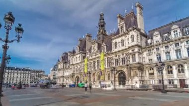 Güneşli bir günde Ville Oteli ya da Paris Belediye Binası ön cephesi zaman atlaması. Bu bina 1357 yılından beri Paris belediyesinin konumu olarak kullanılmaktadır.