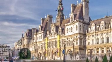Hotel de Ville veya Paris Belediye Binası timelapse hyperlapse güneşli gün. Yolda trafik. Bu bina 1357 beri Paris Belediyesi konumu olarak kullanılan