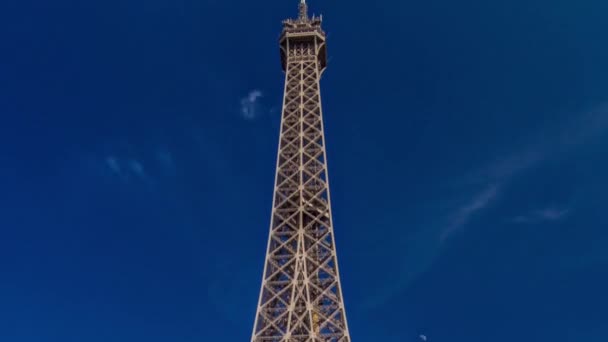 埃菲尔铁塔从法国巴黎锡耶纳河上的桥上俯瞰而过 夏日乌云密布 绿树成荫 人迹罕至 — 图库视频影像