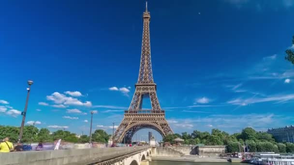 法国巴黎锡耶纳河上有一座桥的埃菲尔铁塔 夏日乌云密布 绿树成荫 人们过桥 — 图库视频影像