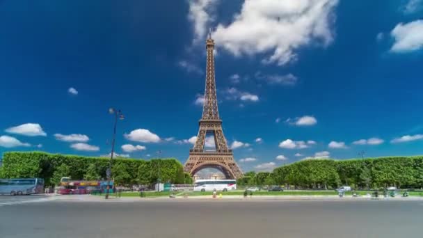 Wieża Eiffla Polach Marsjańskich Paryżu Hiperlapsja Timelapse Francja Błękitne Zachmurzone — Wideo stockowe