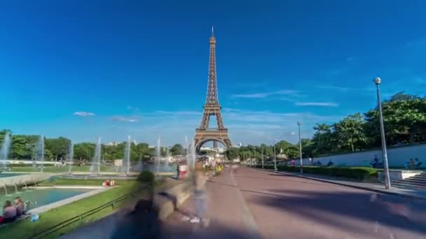 在法国巴黎Trocadero城 埃菲尔铁塔与喷泉的时间飞逝的夜景 很长的阴影到处都是人埃菲尔铁塔是巴黎最具标志性的地标之一 — 图库视频影像