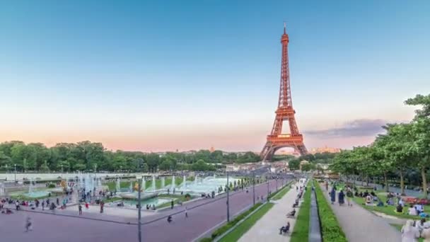 エッフェル塔のパノラマビューは フランスのパリのJardins Trocaderoの噴水でタイムラプスします 長い影だ 人々が歩いている エッフェル塔はパリの最も象徴的なランドマークの1つです — ストック動画