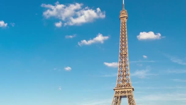 エッフェル塔の夕日の景色は フランスのパリのJardins Trocaderoの噴水とタイムラプス 長い影だ 人々が歩いている エッフェル塔は最も象徴的なランドマークの1つです — ストック動画