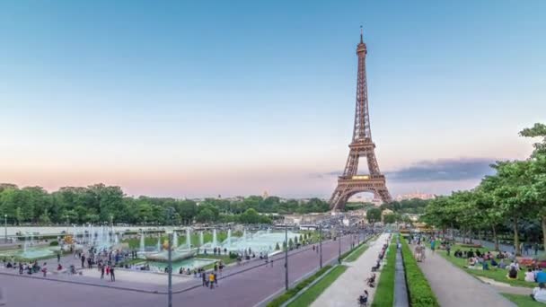 Kvällen Med Utsikt Över Eiffeltornet Dag Till Natt Övergång Timelapse — Stockvideo