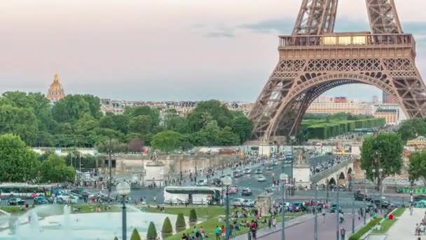 エッフェル塔の夕日の景色は フランスのパリのJardins Trocaderoの噴水とタイムラプス 人々が歩いている エッフェル塔はパリの最も象徴的なランドマークの1つです 長い影 — ストック動画