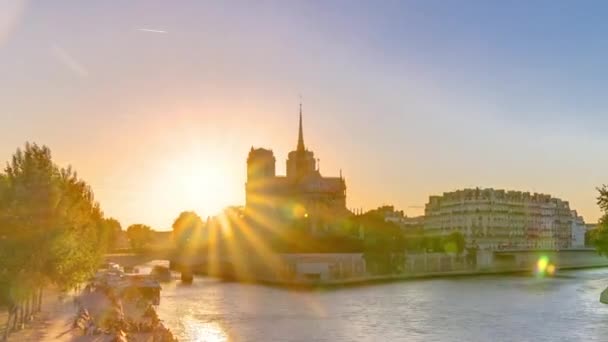 Utsikt Notre Dame Paris Katedralen Ved Solnedgang Med Sol Rammetidapsen – stockvideo
