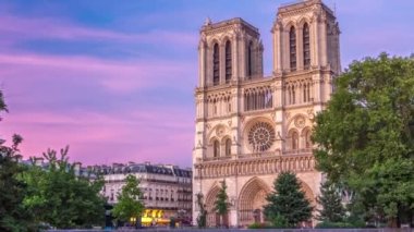 Aydınlatılmış Notre Dame De Paris Katedrali 'nin gün batımından sonra geçiş zamanı. Arka planda renkli bir gökyüzü. Paris, Fransa, Avrupa. Görüntü: Kardinal Lustiger Köprüsü.