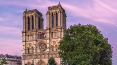 Aydınlatılmış Notre Dame De Paris Katedrali 'nin gün batımından sonra geçiş zamanı. Kardinal Lustiger köprüsünden görüntü. Arka planda renkli bir gökyüzü. Paris, Fransa, Avrupa.
