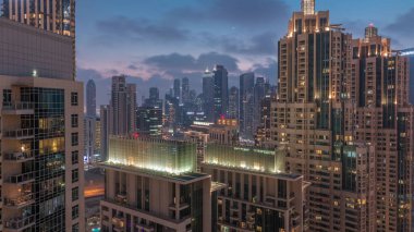 Dubai gökdelenleri iş sahası üzerinde altından gökyüzü ile gece gündüz geçiş zamanı. Birleşik Arap Emirlikleri şehir merkezinden hava görüntüsü. Renkli bulutlar