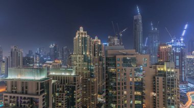 Dubai şehir merkezindeki panorama, gece hava saatleri. Modern gökdelenleri ve gökdelenleri olan şehir silueti ve yukarıdan inşa alanı