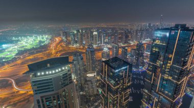 Dubai Marina Panorama 'sı JLT gökdelenleri ile gece gündüz geçiş zamanı, Dubai, Birleşik Arap Emirlikleri. Gün batımından sonra gökyüzü manzarası ve karayolu trafiği