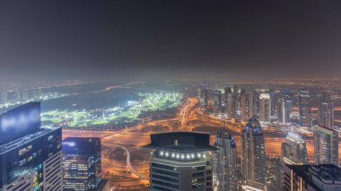 Dubai Marina Panoraması, JLT gökdelenleri ve golf sahası zaman çizelgesi, Dubai, Birleşik Arap Emirlikleri. Yukarıdaki kulelerden hava görüntüsü. Şehir ışıkları aydınlatma