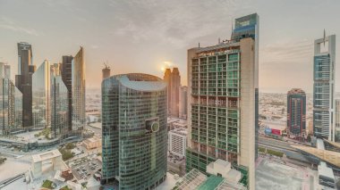 Dubai uluslararası finans merkezi gökdelenlerinin üzerinde gün batımı. Bulutlu gökyüzü ile panoramik görünüm