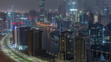 Dubai 'nin modern mimarisine sahip Skyline tüm gece boyunca kuleleri ışıklandırdı ve ışıklar söndü. Kanal ve şantiyeli hava manzarası