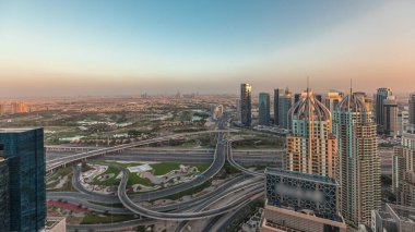 Dubai marinası ve JLT gökdelenlerini gösteren Panorama 'da Şeyh Zayed Yolu boyunca büyük bir kavşak var. Golf sahası ve Medya Şehri hava zaman çizelgesi yakınında. Yukarıdan konut ve ofis binaları.