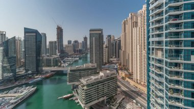 Panorama, Dubai marina gökdelenleri etrafında yüzen tekneler ve JBR bölgeleri zaman dilimli jlt gösteren panorama. Yat kulübünde beyaz tekneler var.