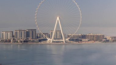 Bluewater adası, modern mimari ve dönme dolabı sabah sisi ile kaplı. Güneş doğduktan sonra Dubai marinası ve JBR yakınlarındaki yeni boş zaman ve yerleşim alanı