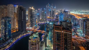 Panorama, Dubai Marina ve JDR bölgesindeki en yüksek ticari bloktaki gökdelenleri suni kanalla birlikte gösteriyor. Pek çok kule ve yat
