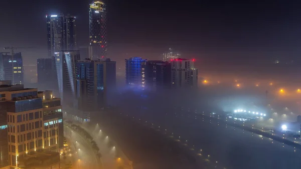 Здания Покрыты Густым Слоем Тумана Ночное Время Business Bay Освещённые — стоковое фото