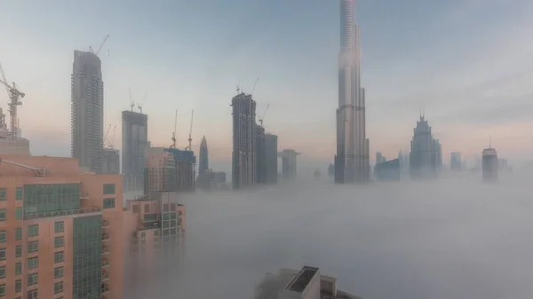 Vista Aérea Ciudad Dubai Temprano Mañana Durante Noche Niebla Timelapse —  Fotos de Stock