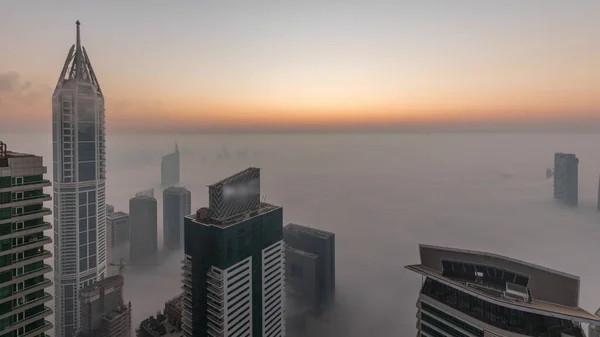 Rara Nebbia Invernale Mattutina Sopra Skyline Dubai Marina Grattacieli Illuminati — Foto Stock