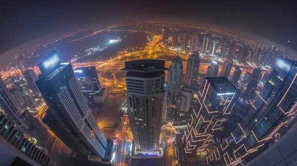 迪拜码头全景 与Jlt摩天大楼和高尔夫球场通宵穿行 阿拉伯联合酋长国迪拜 空中俯瞰着塔顶上的雾气 城市的天际线 灯灭了 — 图库照片