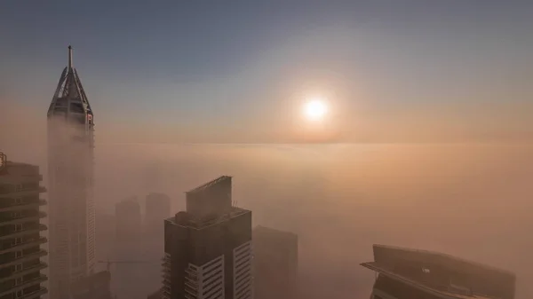 Wschód Słońca Nad Rzadką Wczesnoporanną Mgłą Zimową Nad Panoramą Dubai — Zdjęcie stockowe
