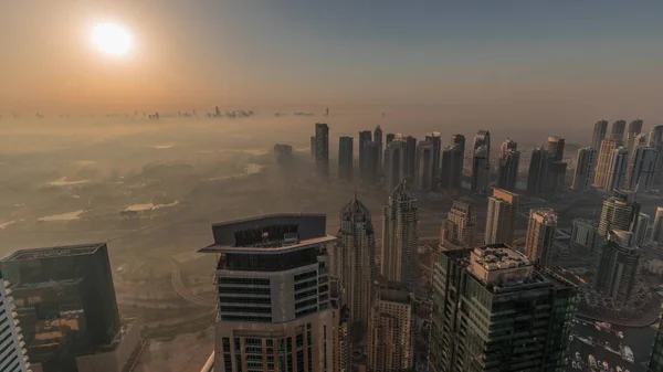 阿拉伯联合酋长国迪拜 在日出时带着Jlt摩天大楼和高尔夫球场的迪拜码头全景 从塔顶俯瞰的空中景色 多雾的早晨 城市的天空与橙色的天空 — 图库照片