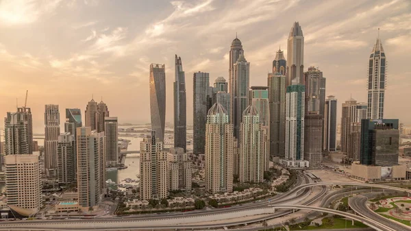 Διασταύρωση Λεωφόρου Ντουμπάι Μαρίνα Βράδυ Διασταύρωση Μακαρόνια Ψηλότεροι Ουρανοξύστες Αντανάκλαση — Φωτογραφία Αρχείου