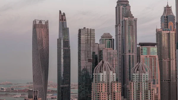 Небоскрёбы Дубаи Марина Освещенными Высокими Жилыми Зданиями Ночь День Переход — стоковое фото