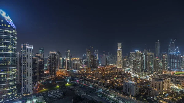 ドバイのダウンタウンとビジネスベイの夜のタイムラプスを示すパノラマ高層ビルやアラブ首長国連邦のドバイの上からの他の照明塔の景色 — ストック写真