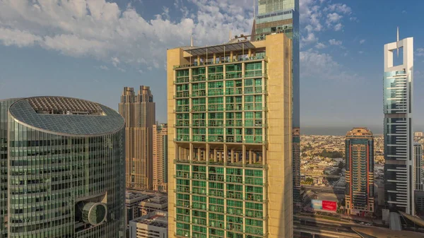 迪拜国际金融中心的摩天大楼 日出时长阴影在空中掠过 塔楼上的橙色暖光 — 图库照片
