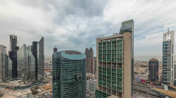 俯瞰迪拜国际金融中心摩天大楼的全景 在登机门道上有一条空中穿行的长廊 许多办公大楼和高速公路上的交通 多云的天空 — 图库照片