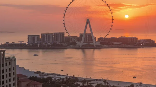 以现代建筑和摩天轮空中飞行时间在蓝水岛上上空落幕 迪拜码头和Jbr附近的新的休闲和住宅区 橙色天空 — 图库照片