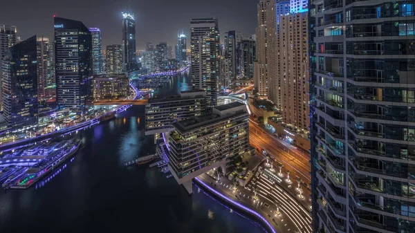 Panorama Dubai Marinasının Hava Manzarasını Gösteriyor Kanal Etrafındaki Gökdelenleri Aydınlatıyor — Stok fotoğraf